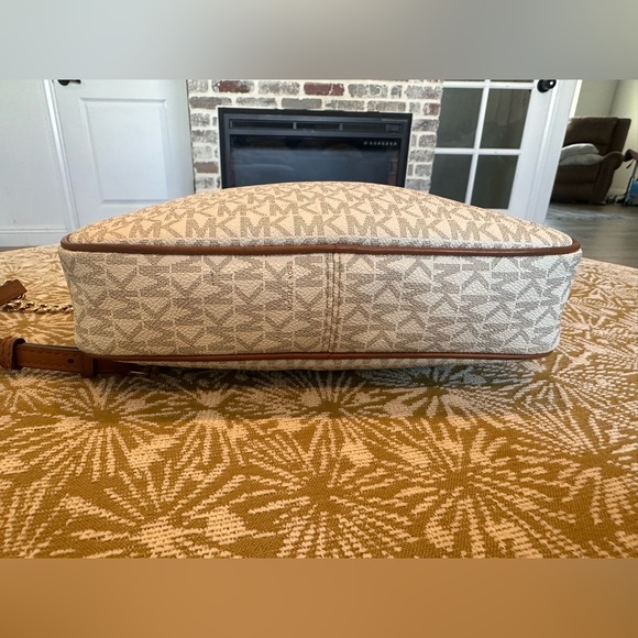 Michael Kors Cream and Tan Crossbody Bag - Picture 4 of 10